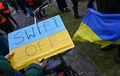 独ベルリンの首相府前で、国際銀行間通信協会（SWIFT、スイフト）の決済網からのロシアの排除を訴えるデモ隊のプラカード（2022年2月25日撮影）。(c)John MACDOUGALL / AFP