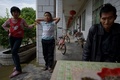 故郷の中国湖南（Hunan）省導子（Daozi）村の自宅で、自分が患っている黒肺病について取材に応じる50歳の元建設作業員、Zhou Lihuaさん（2013年4月29日撮影）。(c)AFP/Ed Jones