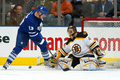 メープルリーフスのマッツ・サンディーン（%%Mats Sundin%%、左）のシュートをセーブするブルーインズのゴーリー、%%Tuukka Rask%%。(c)AFP/Getty Images Dave Sandfor