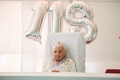 南アフリカ・タウズリバーの老人ホームで、118歳の誕生日を迎えたマーガレット・マリッツさん（2024年9月27日撮影）。(c)RODGER BOSCH / AFP