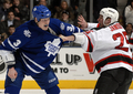 写真は、乱闘を始めるデビルズのキャム・ヤンセン（%%Cam Janssen%%）とメープルリーフスのウェイド・ビーラク（%%Wade Belak%%、右）。(c)AFP/Getty Images Dave Abel