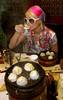 2007年11月21日、中国・上海（Shanghai）のレストランで飲茶を楽しむパリス・ヒルトン（Paris Hilton）。(c)AFP/Mark RALSTON