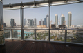 アラブ首長国連邦（UAE）ドバイ（Dubai）にある世界一の超高層ビル「ブルジュ・ハリファ（Burj Khalifa）」内で開業を間近に控える、イタリアの有名デザイナー、ジョルジオ・アルマーニ（Giorgio Armani）が手がけたホテル、「アルマーニホテル（Armani Hotel）」のテラスからの眺め（2010年4月27日撮影）。(c)AFP/KARIM SAHIB