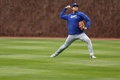 24MLB、シカゴ・カブス対ロサンゼルス・ドジャース。試合前のリグレー・フィールドでキャッチボールをするロサンゼルス・ドジャースの大谷翔平（2024年4月5日撮影）。(c)Michael Reaves/Getty Images/AFP