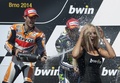 世界ロードレース選手権（WGP 2014）第11戦チェコGP、MotoGPクラス決勝を制し、表彰式で歓喜するレプソル・ホンダ（Repsol Honda）のダニ・ペドロサ（Dani Pedrosa、2014年8月17日撮影）。(c)AFP/MICHAL CIZEK
