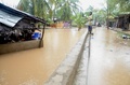 モザンビーク北部のペンバで、屋根の下に避難する住民（2019年4月29日撮影）。(c)EMIDIO JOZINE / AFP
