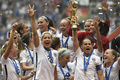 2015年のサッカー女子W杯カナダ大会を制した米国代表（2015年7月5日撮影）。(c)FRANCK FIFE / AFP