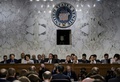 米上院情報委員会公聴会での証言に臨むジェームズ・コミー前FBI長官（中央背中向き、2017年6月8日撮影）。(c)AFP/Brendan Smialowski