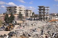 シリア北西部ラタキア県ジャブレの建物倒壊現場で続けられる捜索活動（2023年2月12日撮影）。(c)Karim SAHIB / AFP