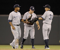 13MLB、ミネソタ・ツインズ（Minnesota Twins）対ニューヨーク・ヤンキース（New York Yankees）。試合に勝利して喜ぶニューヨーク・ヤンキースの（左から）ソイロ・アルモンテ（Zoilo Almonte）、ブレット・ガードナー（Brett Gardner）、イチロー（Ichiro Suzuki、2013年7月1日撮影）。(c)AFP/Getty Images/Hannah Foslien
