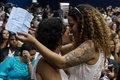 ブラジル・リオデジャネイロ（Rio de Janeiro）にある州最高裁判所で、集団結婚式を挙げたことを喜び合う同性カップル（2013年12月8日撮影）。(c)AFP/YASUYOSHI CHIBA