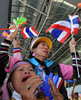 タイのタクシン元首相派が率いる政権の退陣を求めて占拠しているバンコク（スワンナプーム）国際空港（Suvarnabhumi Airport）で、与党解党を命じる憲法裁命令に歓喜する反タクシン元首相派の支持者たち（2008年12月2日撮影）。(c)AFP/Saeed KHAN