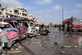 シリア中部ホムスで、2台の自動車爆弾が爆発した現場に並ぶ破壊された車両（2016年2月21日撮影）。(c)AFP