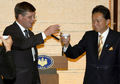 都内で共同会見後に乾杯するオランダのヤンペーター・バルケネンデ（Jan Peter Balkenende）首相（左）と鳩山由紀夫（Yukio Hatoyama）首相（右、2009年10月26日撮影）。(c)AFP/SHUJI KAJIYAMA