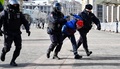 ロシア・モスクワ中心部で、拘束されるウクライナ侵攻に抗議するデモの参加者（2022年3月13日撮影）。(c)AFP