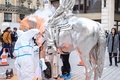 仏パリ中心部で、米国人芸術家チャールズ・レイ氏の彫刻「馬と騎手」にかけられたペンキを除去する作業員を見るリマ・アブデルマラク文化相（右、2022年11月18日撮影）。(c)Alain JOCARD / AFP