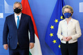 ベルギー・ブリュッセルの欧州連合（EU）本部を訪問したハンガリーのオルバン・ビクトル首相（左）とウルズラ・フォンデアライエン欧州委員長（2021年4月23日撮影、資料写真）。(c)Francois WALSCHAERTS / various sources / AFP
