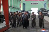 北朝鮮が国境沿いに新型兵器配備へ、金氏は新型駆逐艦を視察