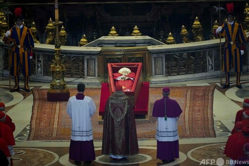 教皇のひつぎ、サン・ピエトロ大聖堂に到着 写真22枚 国際ニュース