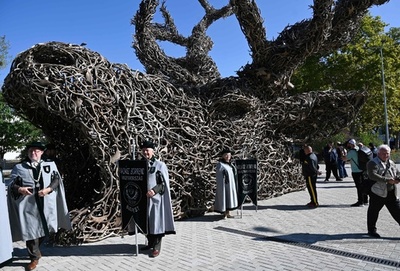 シカの角10トンで巨大シカ像 ハンガリー