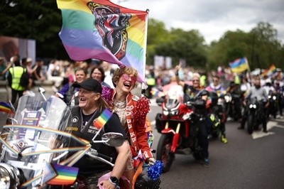 英ロンドンでプライドパレード 環境団体からの妨害も