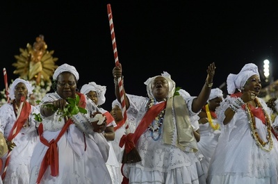 清めの儀式も華やかに、リオのカーニバル会場