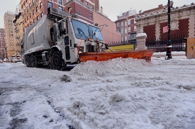 除雪車にはねられ妊婦死亡、 帝王切開した赤ちゃん重体 米NY