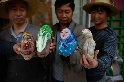 ジャガイモに絵、素朴な組み合わせが人気　中国・雲南の農民画家