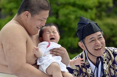 恒例の赤ちゃん泣き相撲、東京・浅草寺