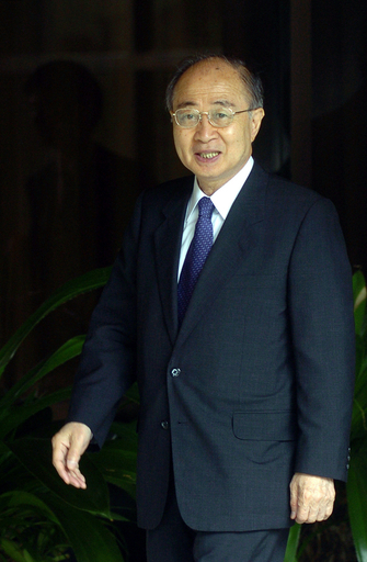 和平交渉再開に向け明石代表が到着、抗争激化のスリランカ