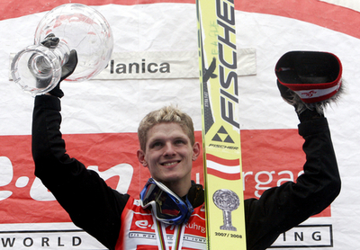 スキージャンプW杯年間総合優勝の表彰式が開催
