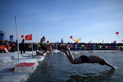 氷のプールにダイブ！ハルビン国際氷雪祭