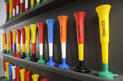 ブブゼラはもう古い？ブラジルでは「悪魔の笛」を吹こう