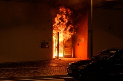 香港 新型ウイルス「検疫施設」開設に住民が抗議、火炎瓶で放火