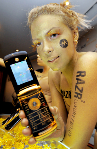 モトローラ、18金使用の豪華スリム携帯を発表