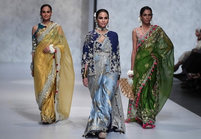 パキスタンでファッションショー、地元デザイナーらが新作