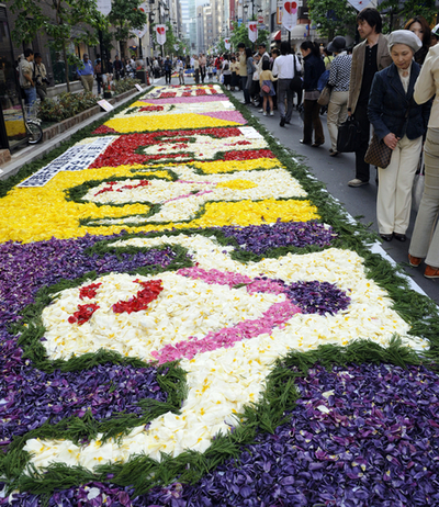 銀座の通りを花びらで埋め尽くす「フラワーカーペット2008」開催
