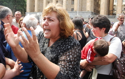 ロシア、グルジア領内に戦車部隊を展開か　避難民は4万人に