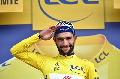 フルーム落車などツールは波乱のスタート、ガヴィリアが開幕S制す