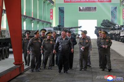 北朝鮮が国境沿いに新型兵器配備へ、金氏は新型駆逐艦を視察