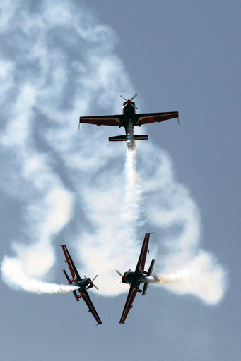 ヨルダン空軍機がアクロバット飛行