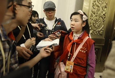11歳ちびっこ記者、中国高官をやり込める