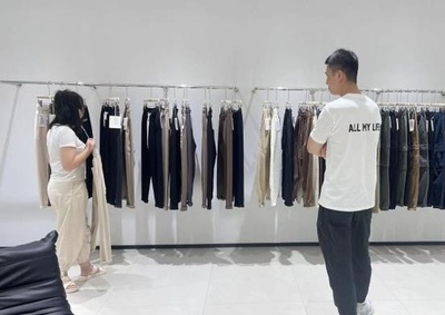 中国・武漢で漢服が「若返り」 国内外から買い付け