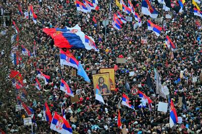 セルビア首都で大規模な反汚職デモ