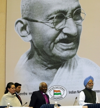 「ガンジーはテロリズムに立ち向かったはず」、孫がBBCに語る