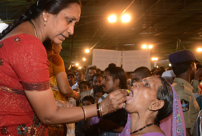 ぜんそく治療に秘薬入りの生きた魚を丸のみ、インド