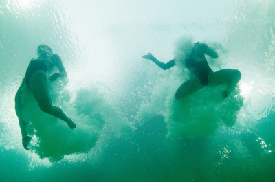 「汚い沼」に飛び込みたくない！ 選手から緑のプールに不満の声