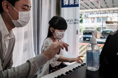 「オンライン授業は向かない」 移動式ピアノ教室でレッスン継続 香港