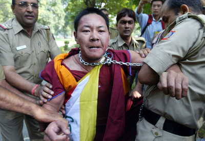 チベット高僧に対する中国政府の規制に抗議、在インド中国大使館に突入