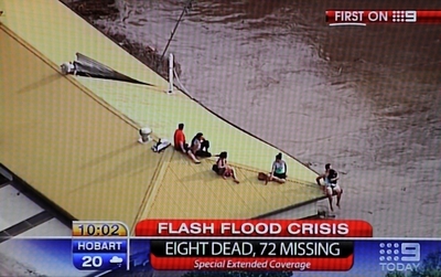 豪州の鉄砲水被害、死者8人 行方不明者72人に